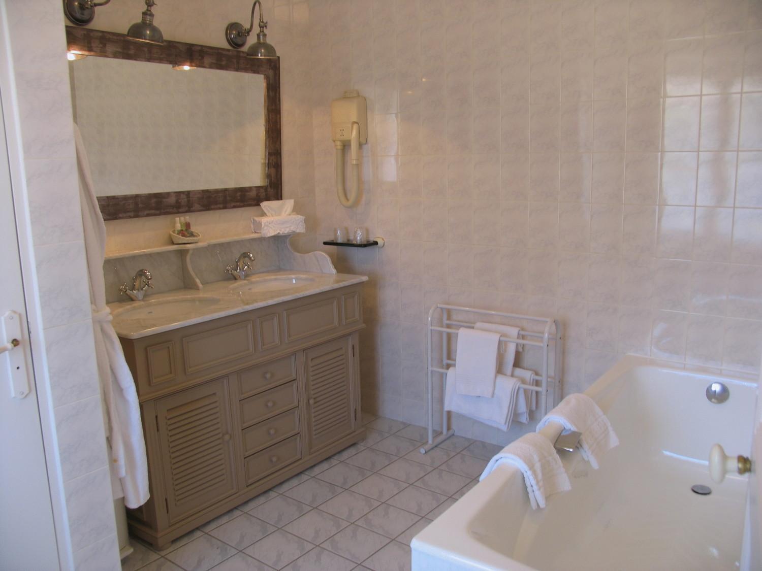 דינאר Hotel Villa Reine Hortense מראה חיצוני תמונה