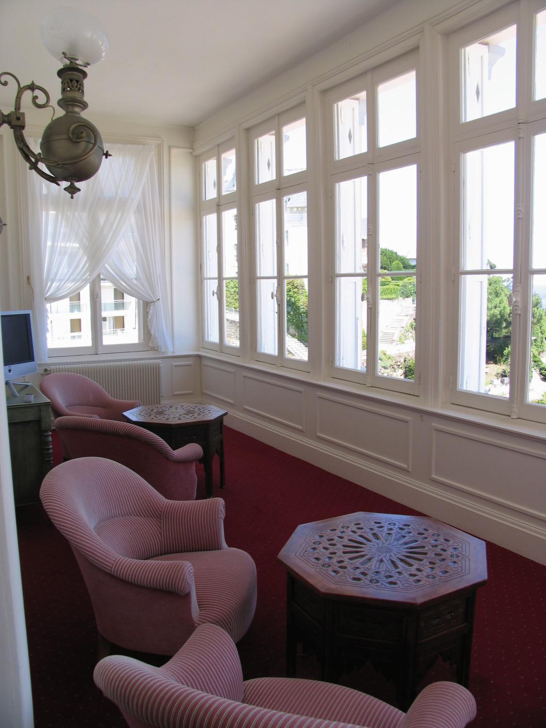 דינאר Hotel Villa Reine Hortense מסעדה תמונה